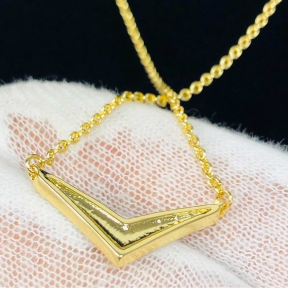 🔥Like new Dior encrusted CD necklace with original box🔥 - Picture 3 of 7